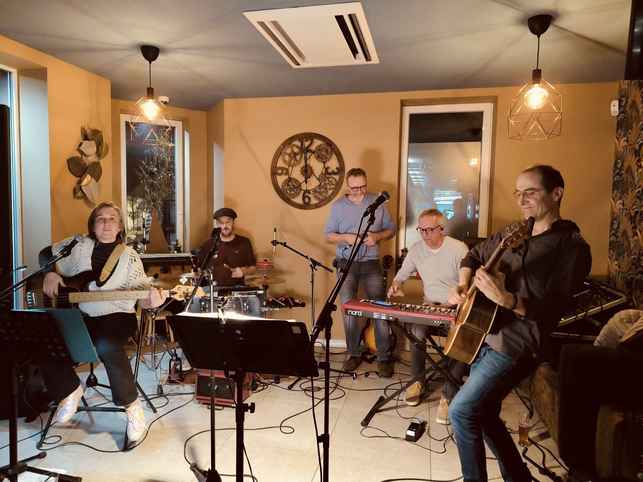 Eden Seedz en répétition — les cinq musiciens dans une ambiance intime et chaleureuse